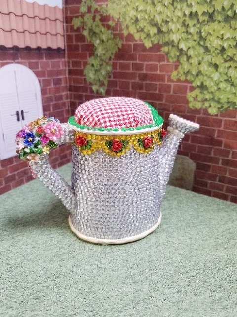 @新品 陶器 じょうろ型 ピンクッション 針山 ラインストーンデコ < インテリア/ライフ  @新品 陶器 じょうろ型 ピンクッション 針山 ラインストーンデコ < インテリア/ライフの