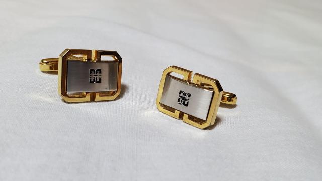 正規 DAKS ダックス エンブレムロゴ ブロックカフス ラージL SV ゴールド 2連 オープンDカフリンクス Wスクエアボタン < ブランド  正規 DAKS ダックス エンブレムロゴ ブロックカフス ラージL SV ゴールド 2連 オープンDカフリンクス Wスクエアボタン  < ブランドの