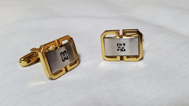 正規 DAKS ダックス エンブレムロゴ ブロックカフス ラージL SV ゴールド 2連 オープンDカフリンクス Wスクエアボタン < ブランド  正規 DAKS ダックス エンブレムロゴ ブロックカフス ラージL SV ゴールド 2連 オープンDカフリンクス Wスクエアボタン < ブランドの