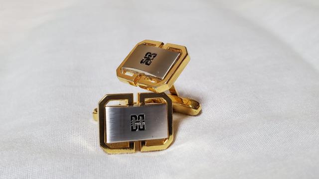 正規 DAKS ダックス エンブレムロゴ ブロックカフス ラージL SV ゴールド 2連 オープンDカフリンクス Wスクエアボタン < ブランド  正規 DAKS ダックス エンブレムロゴ ブロックカフス ラージL SV ゴールド 2連 オープンDカフリンクス Wスクエアボタン < ブランドの