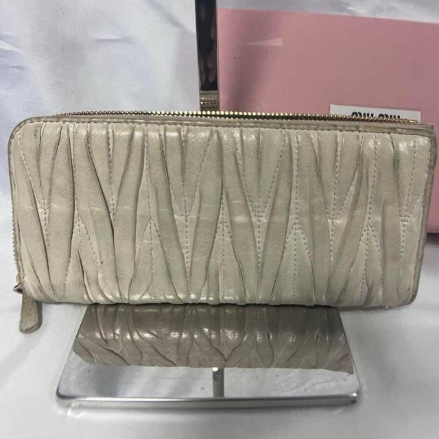 miumiu ミュウミュウ マテラッセ ラウンドジップ 長財布 ゴールド金具 < ブランド miumiu ミュウミュウ マテラッセ ラウンドジップ 長財布 ゴールド金具 < ブランドの