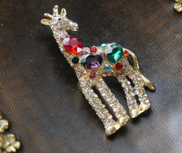 新品アンティーク調きらきらストーン麒麟キリンさんブローチ < 女性アクセサリー/時計 新品アンティーク調きらきらストーン麒麟キリンさんブローチ < 女性アクセサリー/時計の