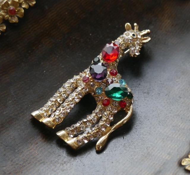 新品アンティーク調きらきらストーン麒麟キリンさんブローチ < 女性アクセサリー/時計 新品アンティーク調きらきらストーン麒麟キリンさんブローチ < 女性アクセサリー/時計の