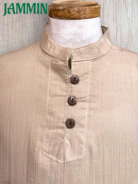 ココナッツボタン付きクルタ サンドベージュ アジアン エスニック 半袖 ゆったりめ < 男性ファッション  ココナッツボタン付きクルタ サンドベージュ アジアン エスニック 半袖 ゆったりめ < 男性ファッションの