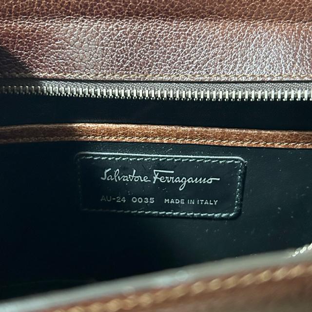 ���i Salvatore Ferragamo �t�F���K�� �Z�J���h�o�b�O �N���b�`�o�b�O AU24-0035 ���U�[ �����Y �� �u�����h�� 