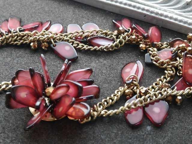 新品ANN TAYLOR LOFTアンティーク調花モチーフロングネックレス < 女性アクセサリー/時計  新品ANN TAYLOR LOFTアンティーク調花モチーフロングネックレス < 女性アクセサリー/時計の
