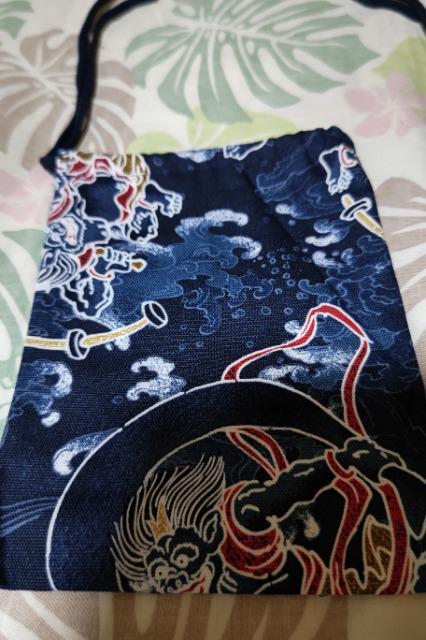 ★処分品★紺×風神雷神大柄ナナメ掛巾着袋 < キッズ/ベビー  ★処分品★紺×風神雷神大柄ナナメ掛巾着袋  < キッズ/ベビーの