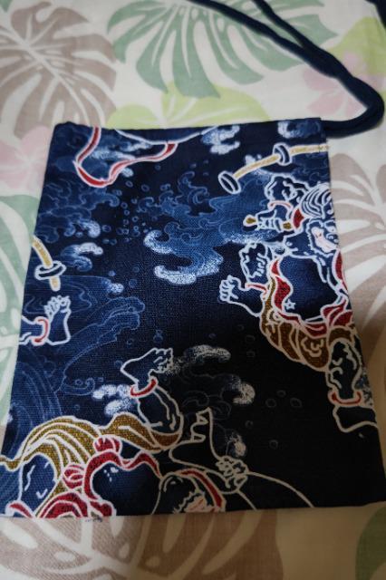 ★処分品★紺×風神雷神大柄ナナメ掛巾着袋 < キッズ/ベビー  ★処分品★紺×風神雷神大柄ナナメ掛巾着袋 < キッズ/ベビーの