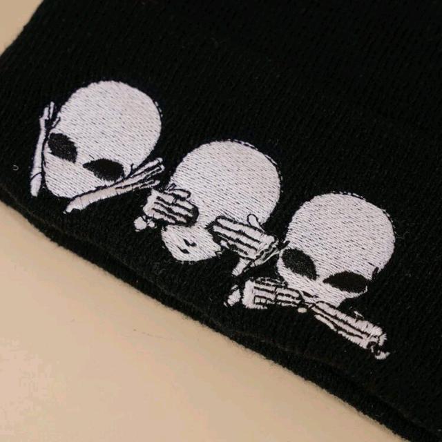 新品★見ざる言わざる聞かざるグレイ刺繍ニット帽 < 男性ファッション  新品★見ざる言わざる聞かざるグレイ刺繍ニット帽 < 男性ファッションの