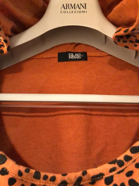 特価★品薄★極美品GLAD NEWS長袖パーカーオレンジ色総柄豹柄?フーディ着痩せ大活躍スタイリッシュ < 女性ファッション  特価★品薄★極美品GLAD NEWS長袖パーカーオレンジ色総柄豹柄?フーディ着痩せ大活躍スタイリッシュ < 女性ファッションの