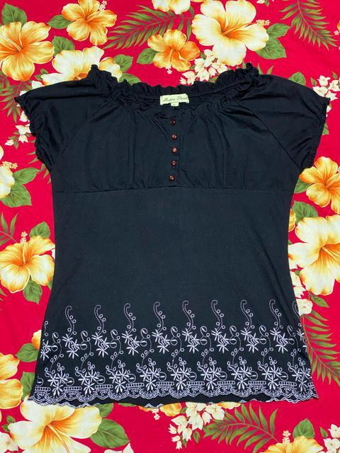 合わせやすいブラック半袖トップス☆可愛い光沢お花刺繍☆L < 女性ファッション  合わせやすいブラック半袖トップス☆可愛い光沢お花刺繍☆L  < 女性ファッションの