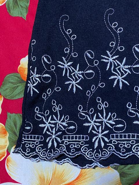 合わせやすいブラック半袖トップス☆可愛い光沢お花刺繍☆L < 女性ファッション  合わせやすいブラック半袖トップス☆可愛い光沢お花刺繍☆L < 女性ファッションの