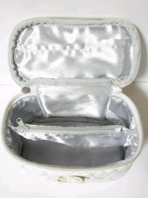 超キュート♪ジュエル付 エナメルハートキルティングリボン バニティバッグ ホワイト < 女性ファッション 超キュート♪ジュエル付 エナメルハートキルティングリボン バニティバッグ ホワイト < 女性ファッションの