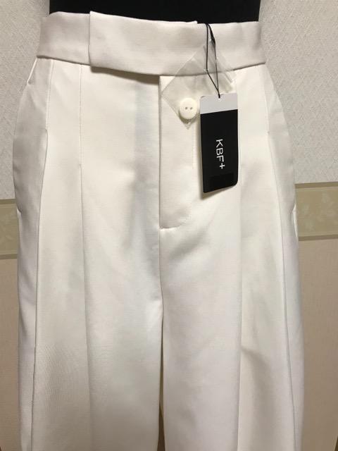 KBF+ 2タック クロップドパンツ 白 未使用タグ付き < ブランド  KBF+ 2タック クロップドパンツ 白 未使用タグ付き < ブランドの