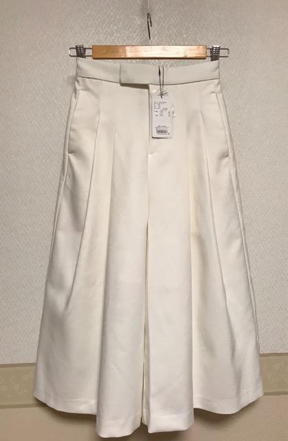KBF+ 2タック クロップドパンツ 白 未使用タグ付き < ブランド  KBF+ 2タック クロップドパンツ 白 未使用タグ付き < ブランドの