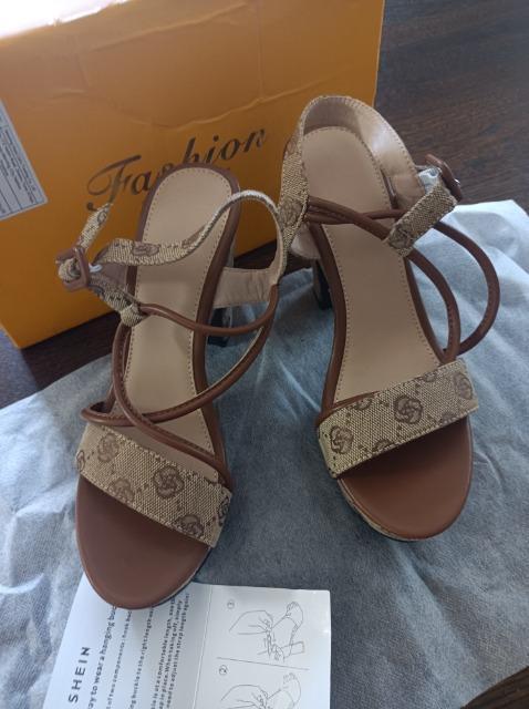 新品同様★ストラップ付きサンダル★ < 女性ファッション 新品同様★ストラップ付きサンダル★ < 女性ファッションの