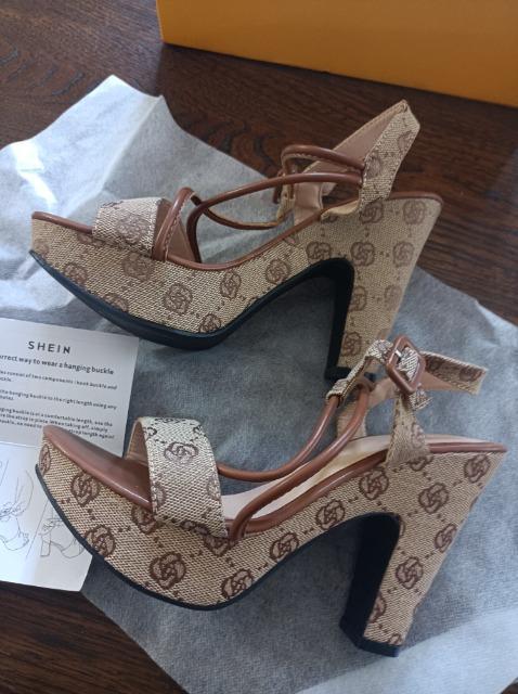 新品同様★ストラップ付きサンダル★ < 女性ファッション 新品同様★ストラップ付きサンダル★ < 女性ファッションの