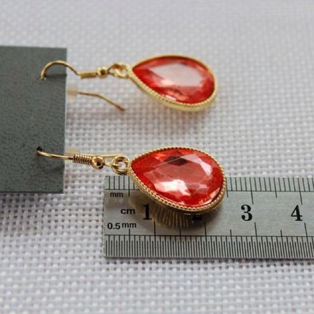 新品 EXPRESS アンティーク調キャンディドロップストーンピアス < 女性アクセサリー/時計 新品 EXPRESS アンティーク調キャンディドロップストーンピアス < 女性アクセサリー/時計の