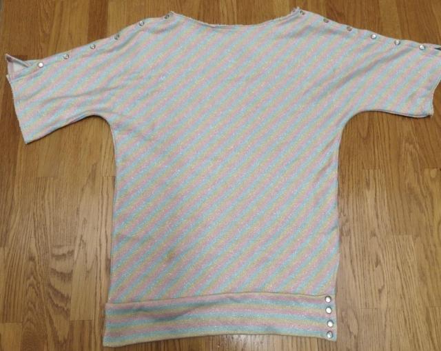 Q ラメ レインボースウェットTシャツ 裾サイド ショルダーボタンフライ ウエストシェイプ ボートネック < 女性ファッション  Q ラメ レインボースウェットTシャツ 裾サイド ショルダーボタンフライ ウエストシェイプ ボートネック  < 女性ファッションの