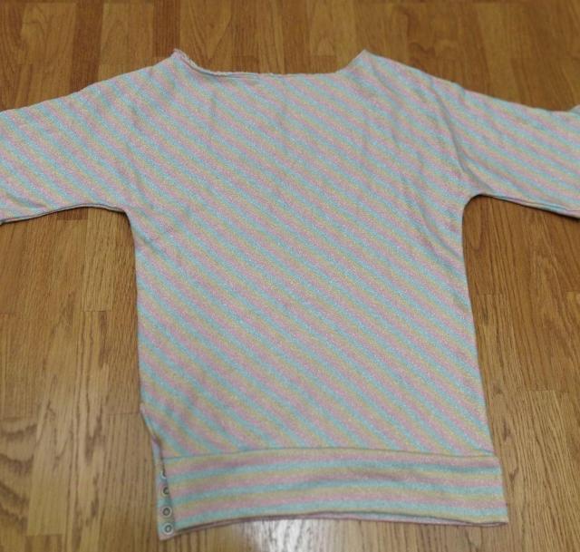 Q ラメ レインボースウェットTシャツ 裾サイド ショルダーボタンフライ ウエストシェイプ ボートネック < 女性ファッション  Q ラメ レインボースウェットTシャツ 裾サイド ショルダーボタンフライ ウエストシェイプ ボートネック < 女性ファッションの