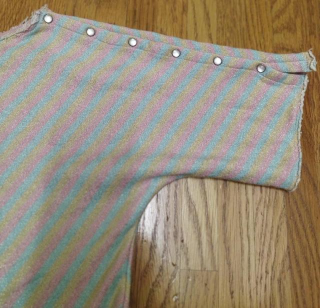 Q ラメ レインボースウェットTシャツ 裾サイド ショルダーボタンフライ ウエストシェイプ ボートネック < 女性ファッション  Q ラメ レインボースウェットTシャツ 裾サイド ショルダーボタンフライ ウエストシェイプ ボートネック < 女性ファッションの