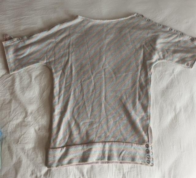 Q ラメ レインボースウェットTシャツ 裾サイド ショルダーボタンフライ ウエストシェイプ ボートネック < 女性ファッション  Q ラメ レインボースウェットTシャツ 裾サイド ショルダーボタンフライ ウエストシェイプ ボートネック < 女性ファッションの
