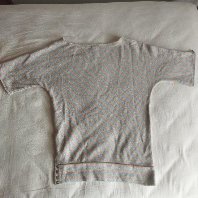 Q ラメ レインボースウェットTシャツ 裾サイド ショルダーボタンフライ ウエストシェイプ ボートネック < 女性ファッション  Q ラメ レインボースウェットTシャツ 裾サイド ショルダーボタンフライ ウエストシェイプ ボートネック < 女性ファッションの