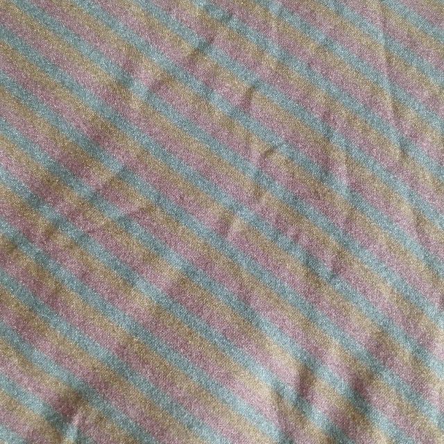 Q ラメ レインボースウェットTシャツ 裾サイド ショルダーボタンフライ ウエストシェイプ ボートネック < 女性ファッション  Q ラメ レインボースウェットTシャツ 裾サイド ショルダーボタンフライ ウエストシェイプ ボートネック < 女性ファッションの