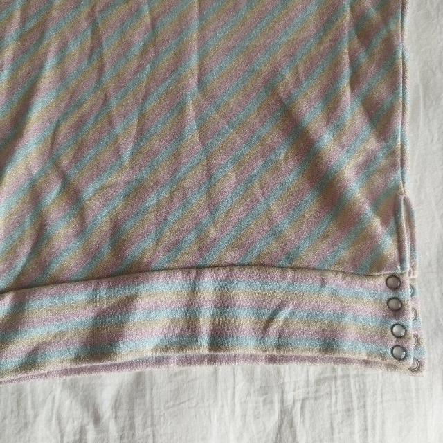 Q ラメ レインボースウェットTシャツ 裾サイド ショルダーボタンフライ ウエストシェイプ ボートネック < 女性ファッション  Q ラメ レインボースウェットTシャツ 裾サイド ショルダーボタンフライ ウエストシェイプ ボートネック < 女性ファッションの
