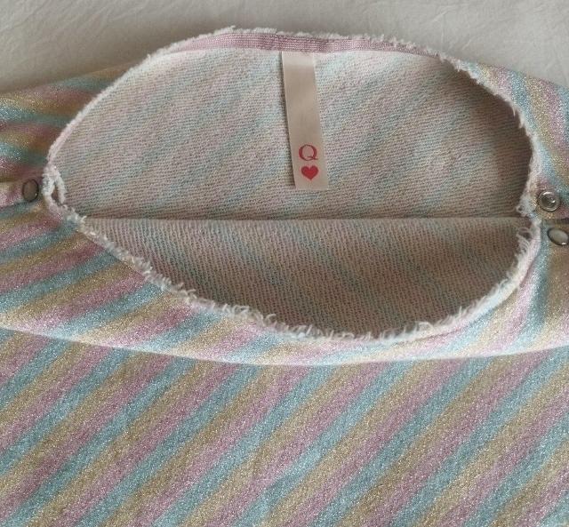 Q ラメ レインボースウェットTシャツ 裾サイド ショルダーボタンフライ ウエストシェイプ ボートネック < 女性ファッション  Q ラメ レインボースウェットTシャツ 裾サイド ショルダーボタンフライ ウエストシェイプ ボートネック < 女性ファッションの