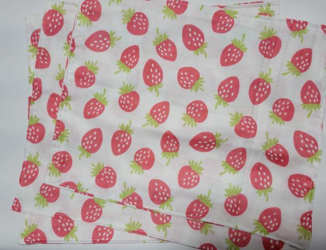 65ラ 【期間限定】★ ランチョンマット3枚セット 苺柄(*^^*)ハンドメイド < インテリア/ライフ 65ラ 【期間限定】★ ランチョンマット3枚セット 苺柄(*^^*)ハンドメイド < インテリア/ライフの