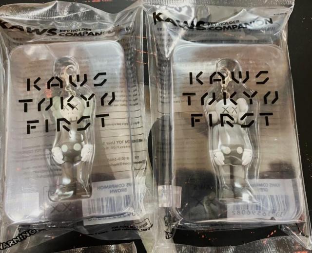 KAWS RpjI L[z_ 4_Zbg 