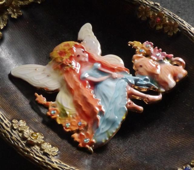 新品アンティーク調かわいいフェアリー妖精と犬ブローチ < 女性アクセサリー/時計 新品アンティーク調かわいいフェアリー妖精と犬ブローチ < 女性アクセサリー/時計の