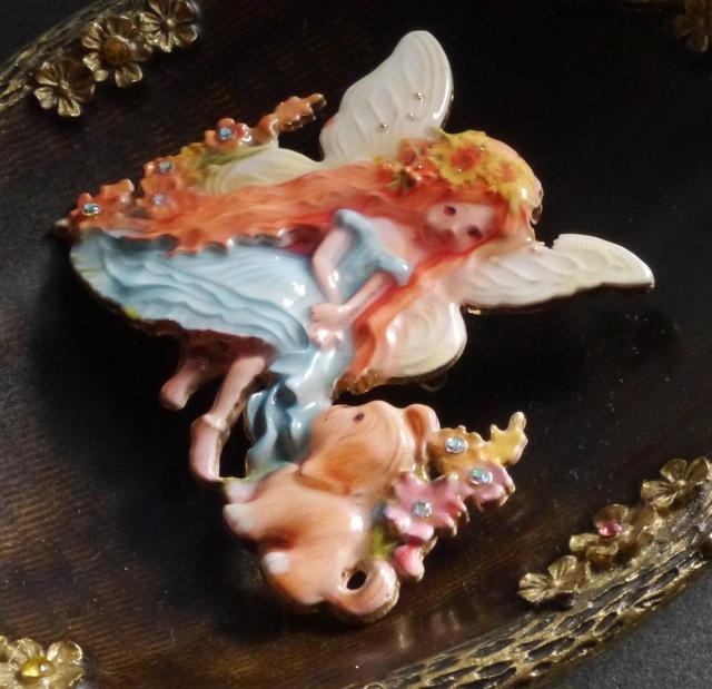 新品アンティーク調かわいいフェアリー妖精と犬ブローチ < 女性アクセサリー/時計 新品アンティーク調かわいいフェアリー妖精と犬ブローチ < 女性アクセサリー/時計の