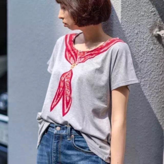 SALE●定価3,190円【新品未使用】スカーフプリント プルオーバー●グレー●プリントTシャツ < 女性ファッション  SALE●定価3,190円【新品未使用】スカーフプリント プルオーバー●グレー●プリントTシャツ < 女性ファッションの