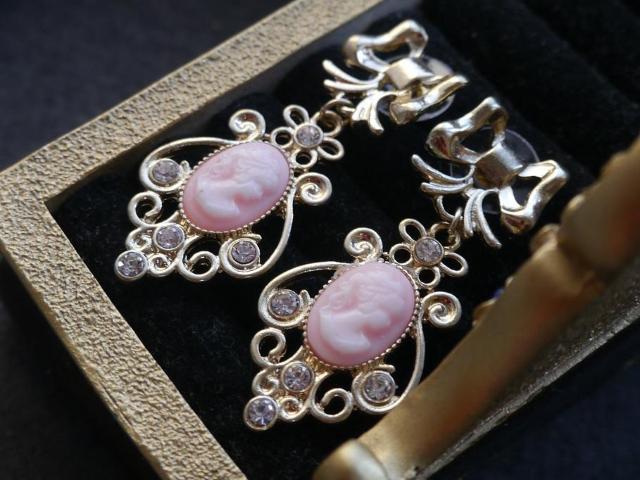 新品ゴスロリ姫系アンティーク調エレガントリボンカメオピアス < 女性アクセサリー/時計 新品ゴスロリ姫系アンティーク調エレガントリボンカメオピアス < 女性アクセサリー/時計の