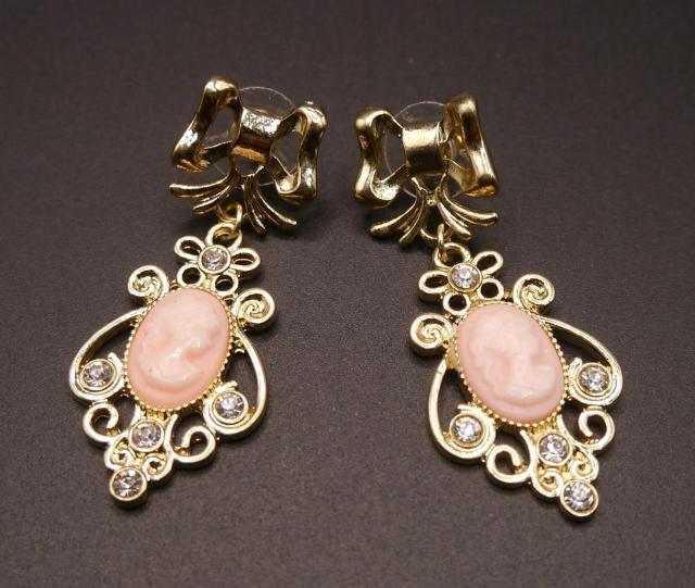 新品ゴスロリ姫系アンティーク調エレガントリボンカメオピアス < 女性アクセサリー/時計 新品ゴスロリ姫系アンティーク調エレガントリボンカメオピアス < 女性アクセサリー/時計の