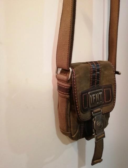 特価美品カーキ色革部本革ショルダーバッグ貴重品入れ斜め掛け頑丈素敵人気ブランド大活躍内装充実レア < 男性ファッション  特価美品カーキ色革部本革ショルダーバッグ貴重品入れ斜め掛け頑丈素敵人気ブランド大活躍内装充実レア < 男性ファッションの