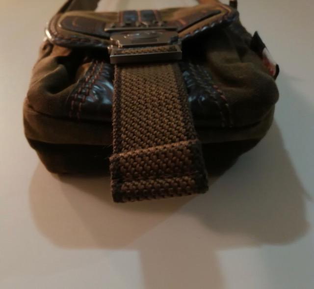 特価美品カーキ色革部本革ショルダーバッグ貴重品入れ斜め掛け頑丈素敵人気ブランド大活躍内装充実レア < 男性ファッション  特価美品カーキ色革部本革ショルダーバッグ貴重品入れ斜め掛け頑丈素敵人気ブランド大活躍内装充実レア < 男性ファッションの