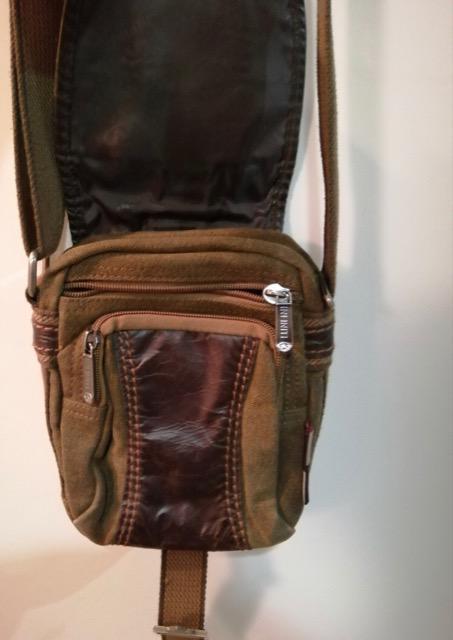 特価美品カーキ色革部本革ショルダーバッグ貴重品入れ斜め掛け頑丈素敵人気ブランド大活躍内装充実レア < 男性ファッション  特価美品カーキ色革部本革ショルダーバッグ貴重品入れ斜め掛け頑丈素敵人気ブランド大活躍内装充実レア < 男性ファッションの