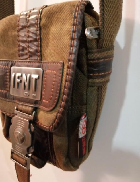 特価美品カーキ色革部本革ショルダーバッグ貴重品入れ斜め掛け頑丈素敵人気ブランド大活躍内装充実レア < 男性ファッション  特価美品カーキ色革部本革ショルダーバッグ貴重品入れ斜め掛け頑丈素敵人気ブランド大活躍内装充実レア < 男性ファッションの