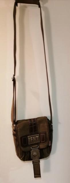 特価美品カーキ色革部本革ショルダーバッグ貴重品入れ斜め掛け頑丈素敵人気ブランド大活躍内装充実レア < 男性ファッション  特価美品カーキ色革部本革ショルダーバッグ貴重品入れ斜め掛け頑丈素敵人気ブランド大活躍内装充実レア < 男性ファッションの