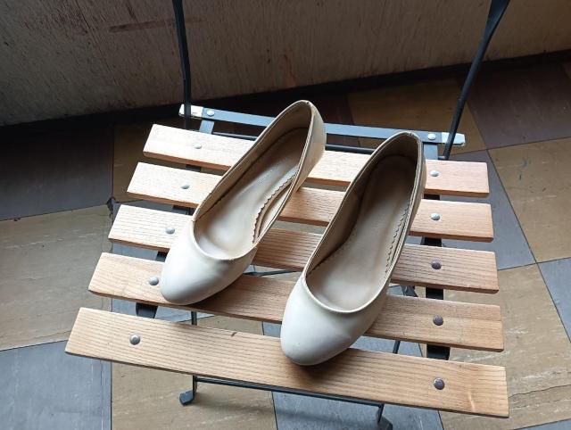 earth music アース アイボリー ハイヒール パンプス 24.5cm < 女性ファッション  earth music アース アイボリー ハイヒール パンプス 24.5cm  < 女性ファッションの
