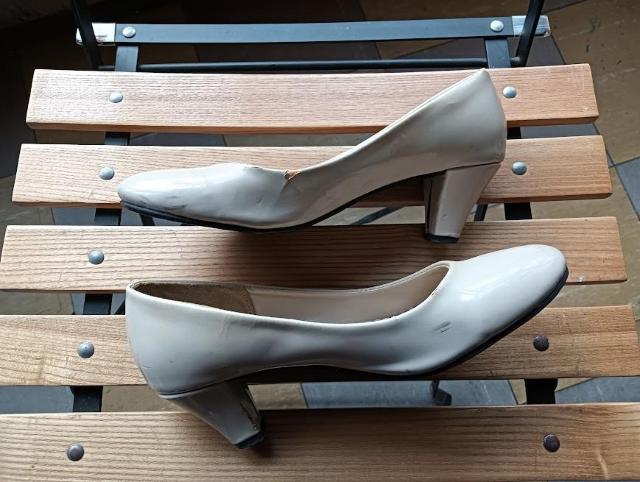 earth music アース アイボリー ハイヒール パンプス 24.5cm < 女性ファッション  earth music アース アイボリー ハイヒール パンプス 24.5cm < 女性ファッションの