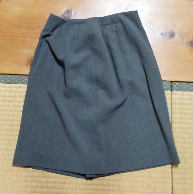 グレー ウール ひざ上丈 台形スカート 裏地 ビジネスに 良質ウール 日本製 < 女性ファッション  グレー ウール ひざ上丈 台形スカート 裏地 ビジネスに 良質ウール 日本製 < 女性ファッションの