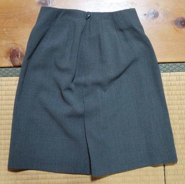 グレー ウール ひざ上丈 台形スカート 裏地 ビジネスに 良質ウール 日本製 < 女性ファッション  グレー ウール ひざ上丈 台形スカート 裏地 ビジネスに 良質ウール 日本製 < 女性ファッションの