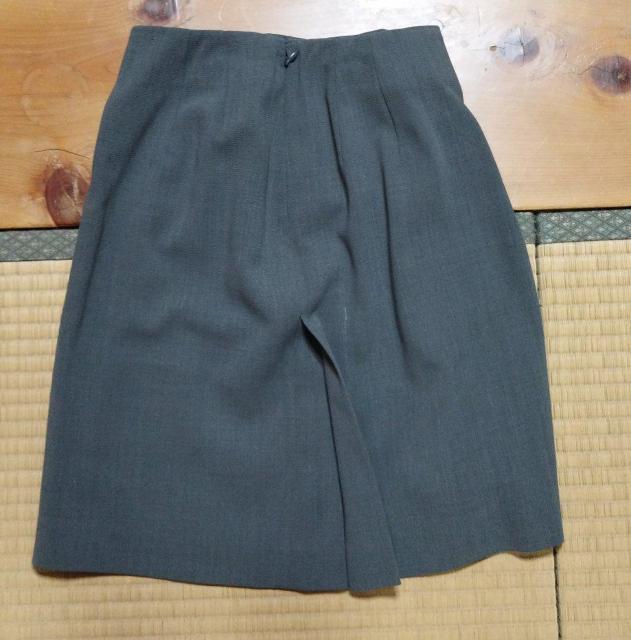 グレー ウール ひざ上丈 台形スカート 裏地 ビジネスに 良質ウール 日本製 < 女性ファッション  グレー ウール ひざ上丈 台形スカート 裏地 ビジネスに 良質ウール 日本製 < 女性ファッションの