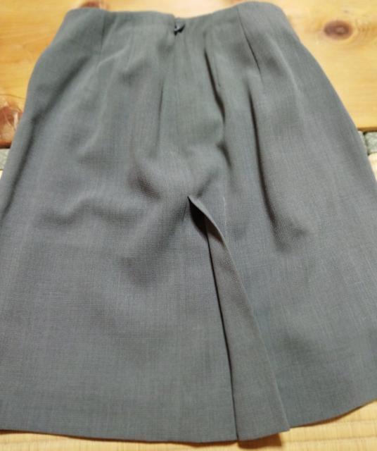 グレー ウール ひざ上丈 台形スカート 裏地 ビジネスに 良質ウール 日本製 < 女性ファッション  グレー ウール ひざ上丈 台形スカート 裏地 ビジネスに 良質ウール 日本製 < 女性ファッションの