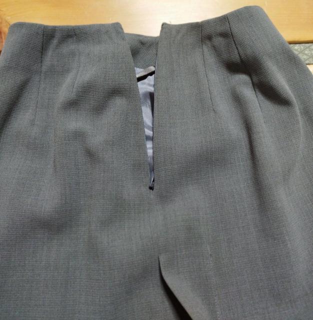 グレー ウール ひざ上丈 台形スカート 裏地 ビジネスに 良質ウール 日本製 < 女性ファッション  グレー ウール ひざ上丈 台形スカート 裏地 ビジネスに 良質ウール 日本製 < 女性ファッションの