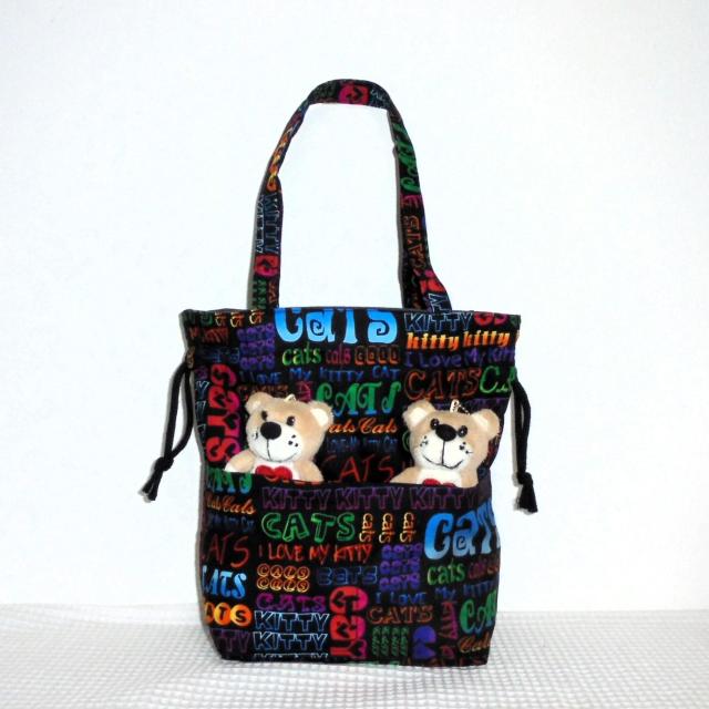 ◆カラフル猫CATSロゴ×黒地◆外ポケットA持ち手付き巾着バッグ◆ < 女性ファッション  ◆カラフル猫CATSロゴ×黒地◆外ポケットA持ち手付き巾着バッグ◆ < 女性ファッションの